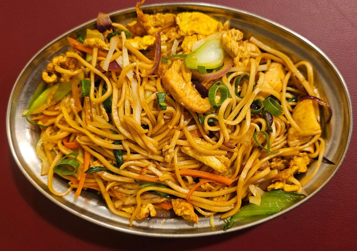 Noodles saltati con pollo e verdure